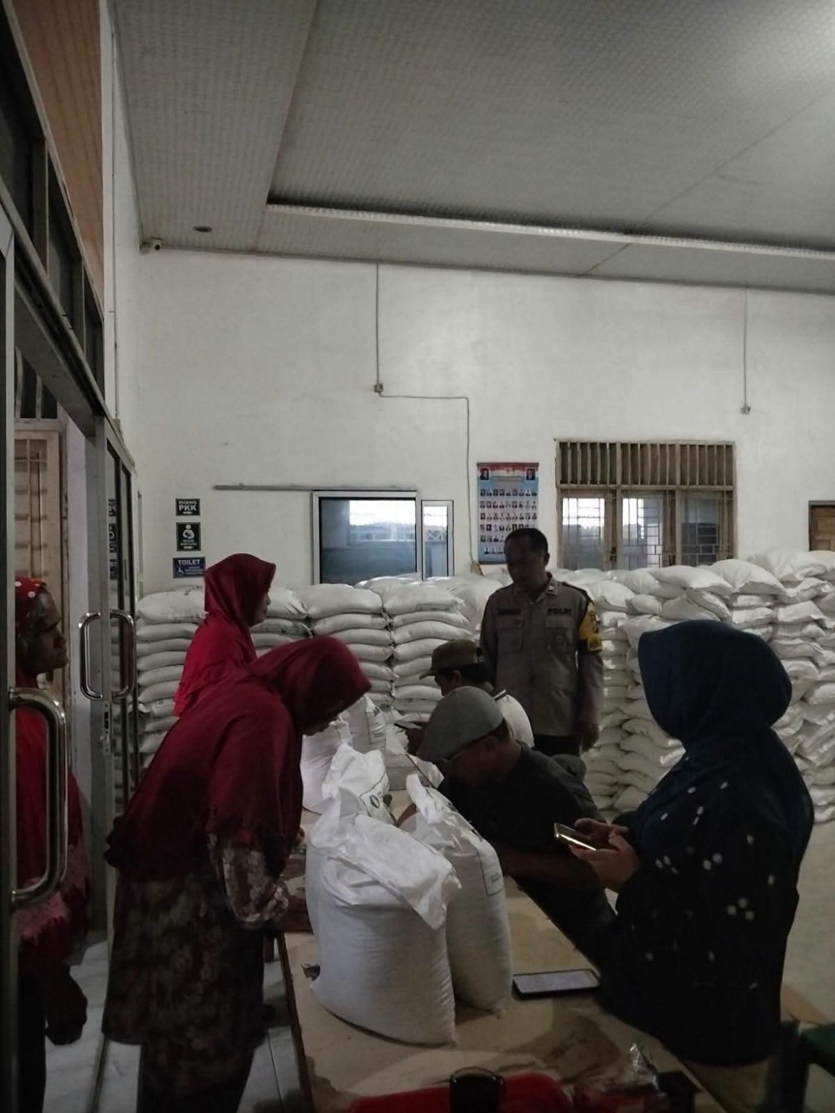 Bhabinkamtibmas Desa Teluk Monitoring Pembagian Beras Bulog bagi 942 KK.