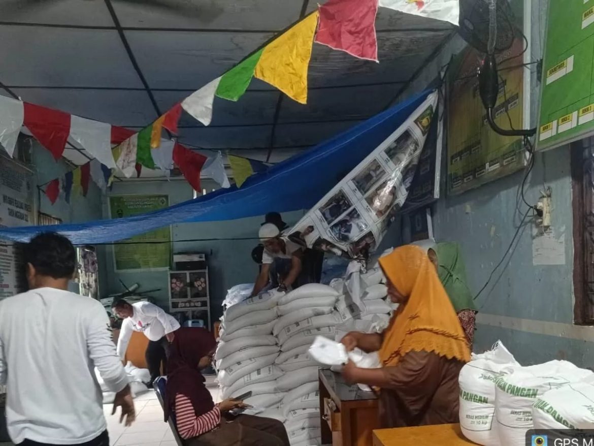 Desa Jaring Halus Salurkan Bantuan Beras Bulog kepada Warga.