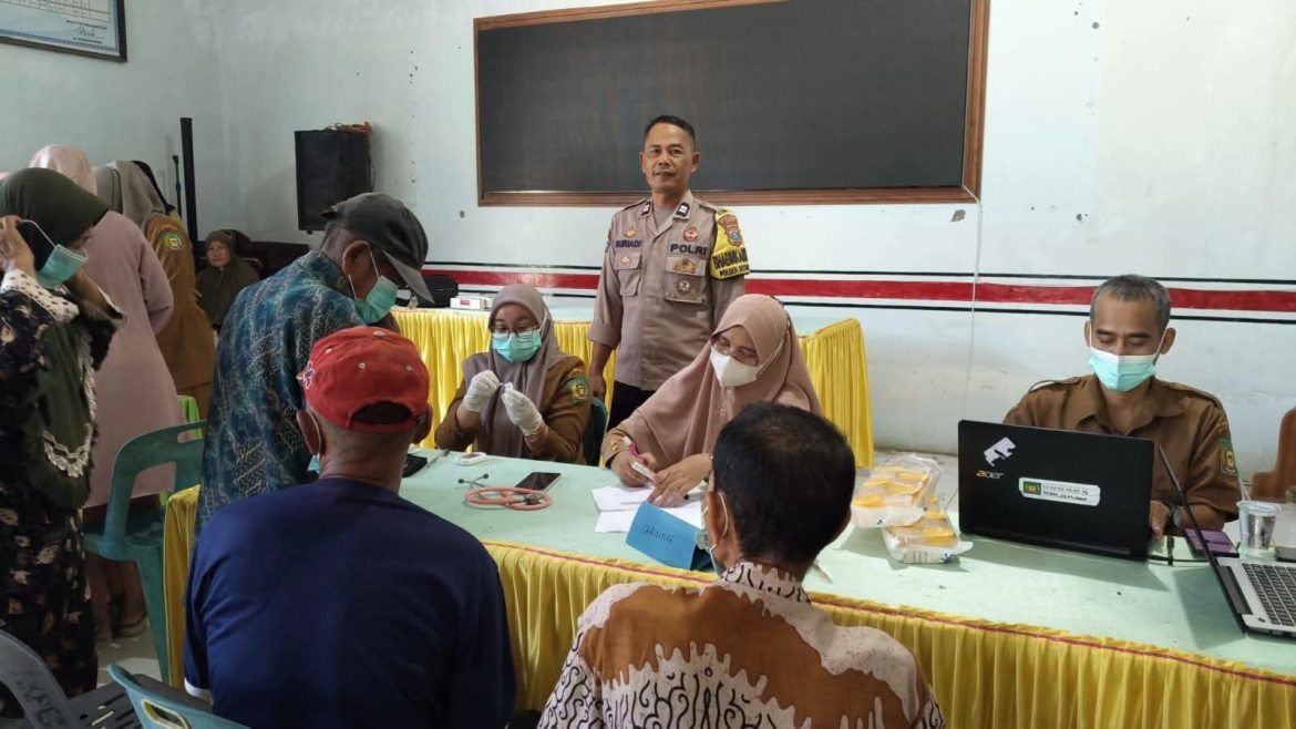 Bhabinkamtibmas Desa Sungai Ular Monitoring Kegiatan Pengobatan Gratis.