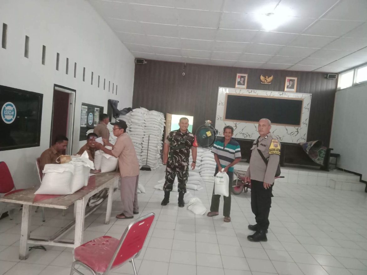 Bhabinkamtibmas dan Babinsa Monitor Pembagian Beras Bulog di Desa Selotong.