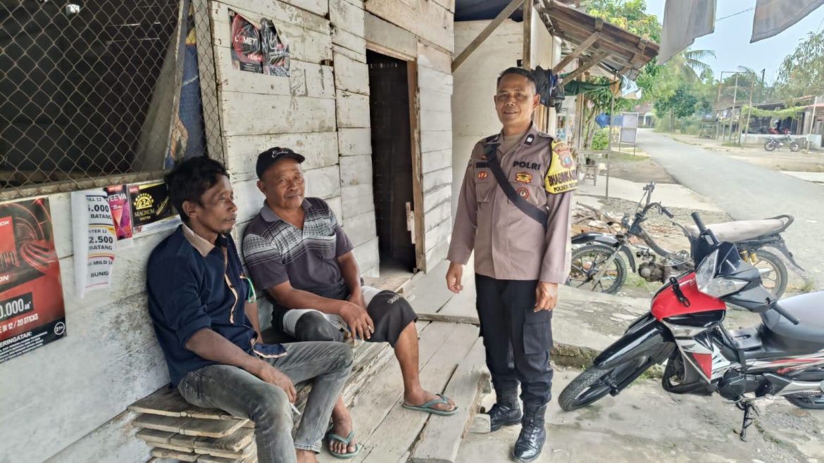 Bhabinkamtibmas Desa Tanjung Ibus Sambangi Warga, Sampaikan Pesan Kamtibmas.