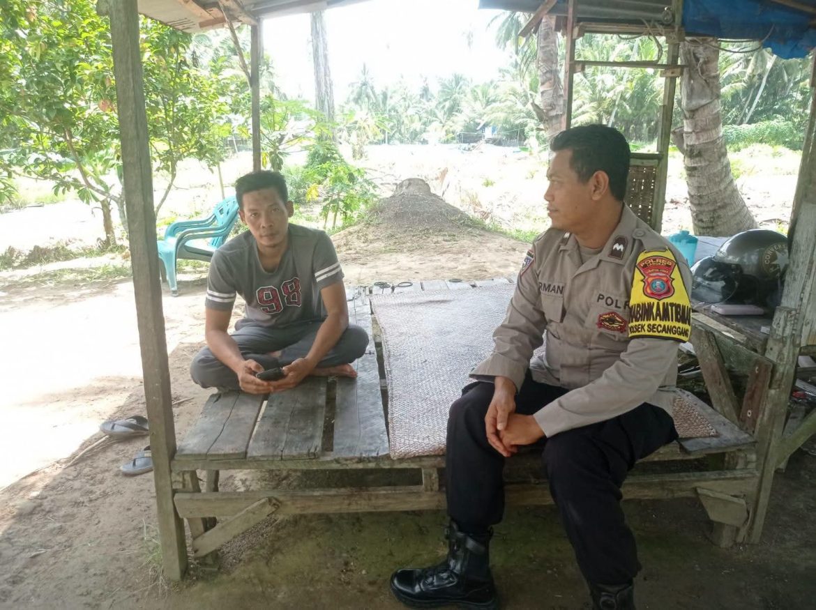 Bhabinkamtibmas Desa Pantai Gading Sambangi Warga, Sampaikan Pesan Kamtibmas.