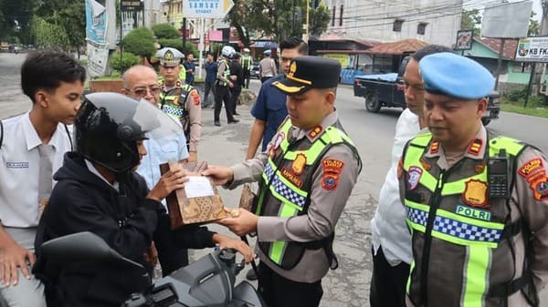 Kapolres Langkat Edukasi Pengguna Jalan, Apresiasi Pengendara Tertib Berlalu Lintas.