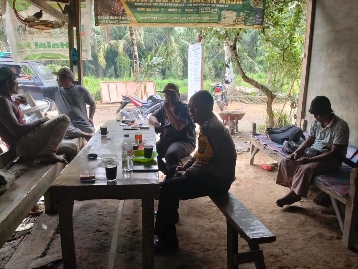 Bhabinkamtibmas Desa Telaga Jernih Sambangi Warga, Sampaikan Pesan Kamtibmas.