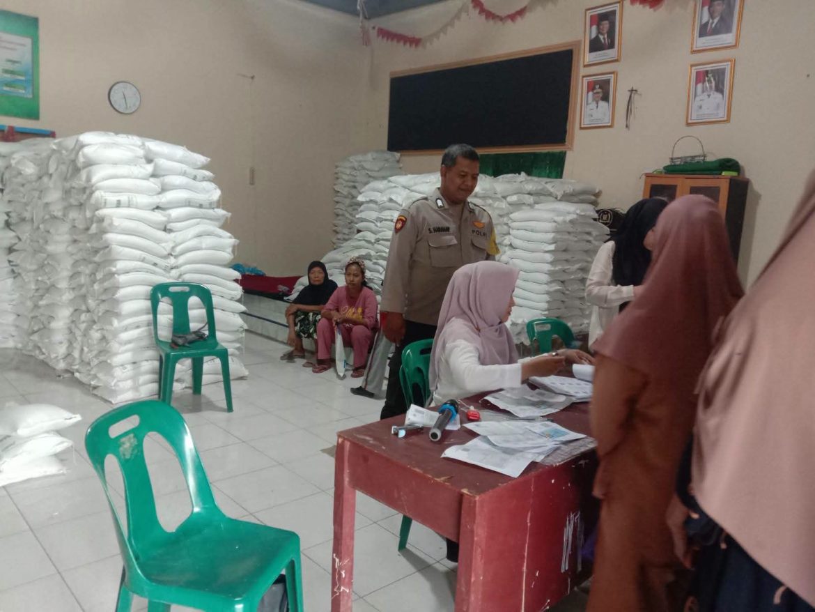 Bhabinkamtibmas Polsek Secanggang Monitoring Pembagian Beras Bulog bagi Warga Desa Suka Mulia dan Desa Kepala Sungai.