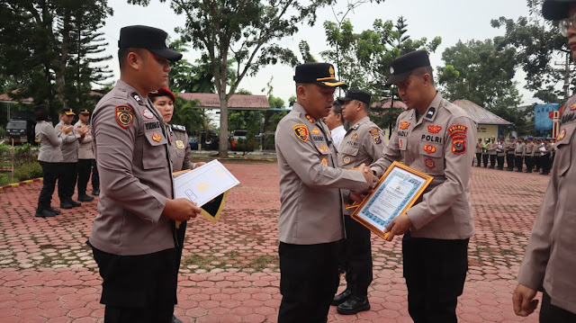 Kapolres Langkat Berikan Penghargaan kepada Personel Berprestasi.