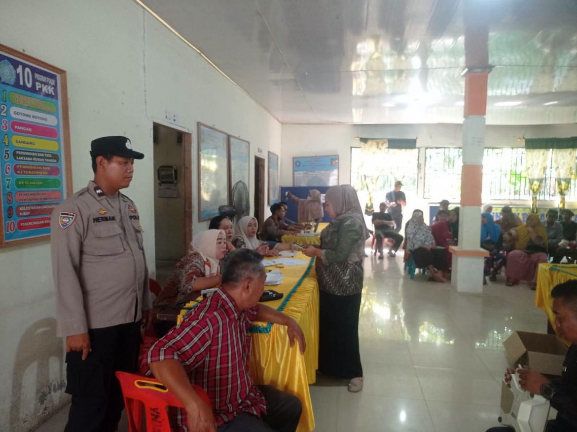 Bhabinkamtibmas Pantai Gading Monitoring Kegiatan Cek Kesehatan Gratis di Kantor Desa.