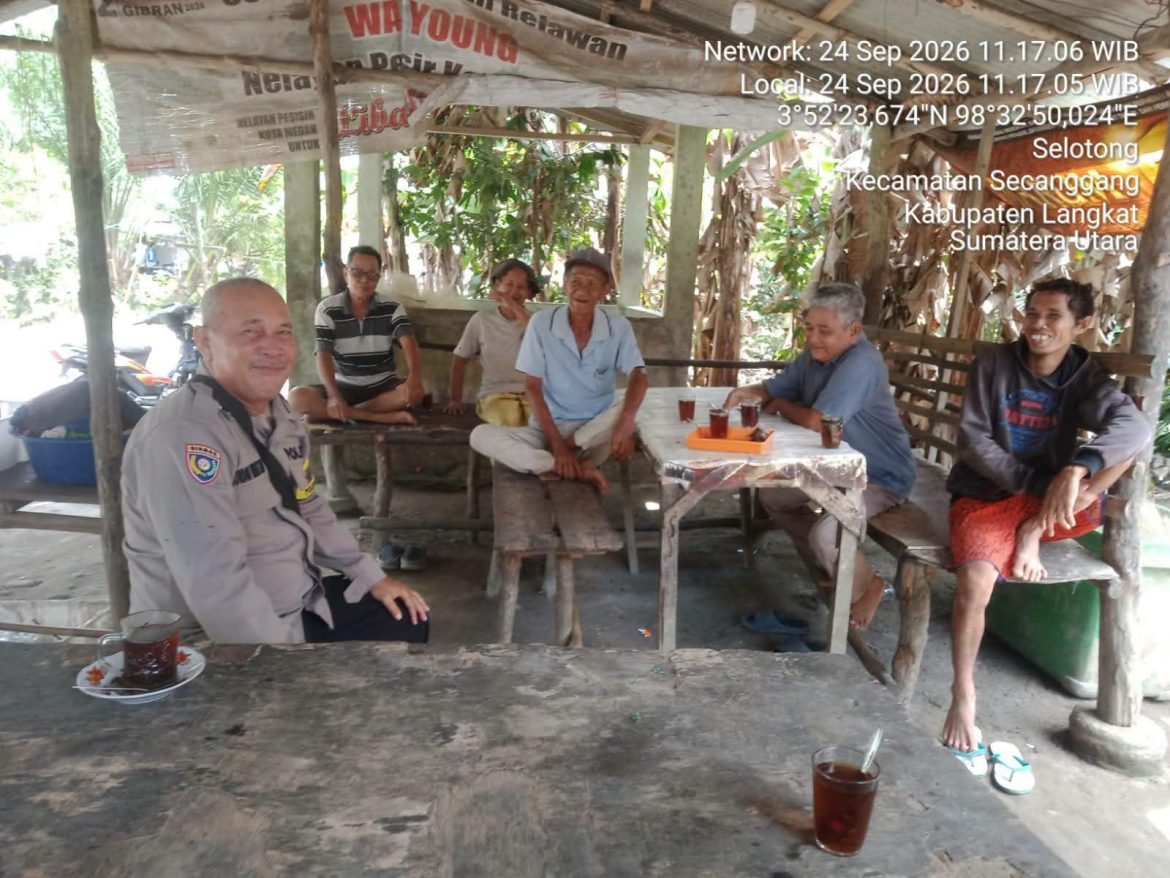 Bhabinkamtibmas Polsek Secanggang Sambangi Warga, Sampaikan Pesan Kamtibmas dan Tampung Keluhan Masyarakat.