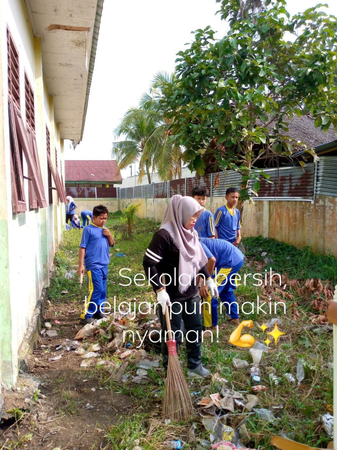 Siswa SMP Negeri 1 Secanggang Gelar Aksi Bersih Lingkungan Sekolah.
