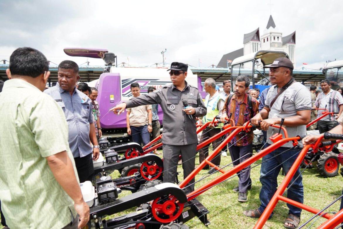 Perkuat Mekanisasi dan Percepat Pemulihan Pertanian, Pemkab Tapanuli Utara Salurkan 527 Unit Alsintan  ‎