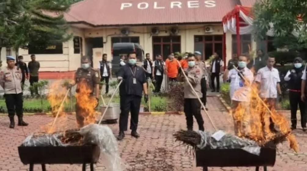 Polres Langkat Musnahkan Barang Bukti Narkotika, Komitmen Pemberantasan Narkoba Kembali Ditegaskan.