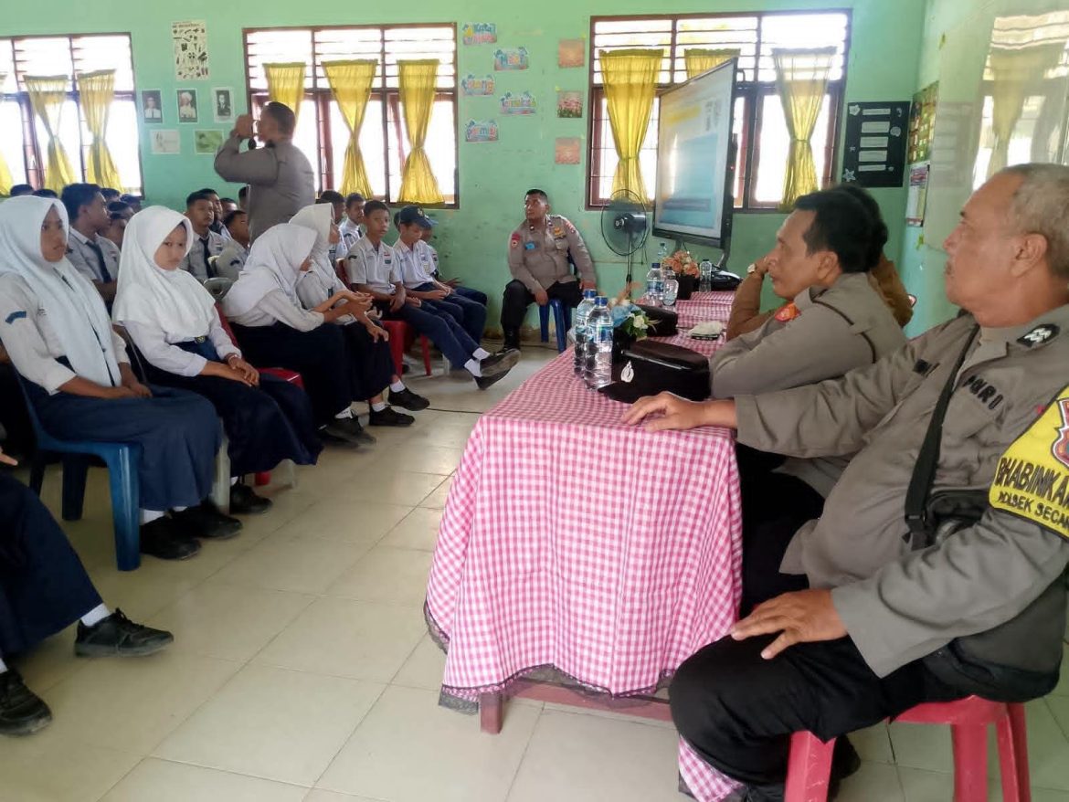 Polsek Secanggang Dampingi Kasat Binmas Polres Langkat Berikan Penyuluhan Bahaya Seks Bebas kepada Pelajar.
