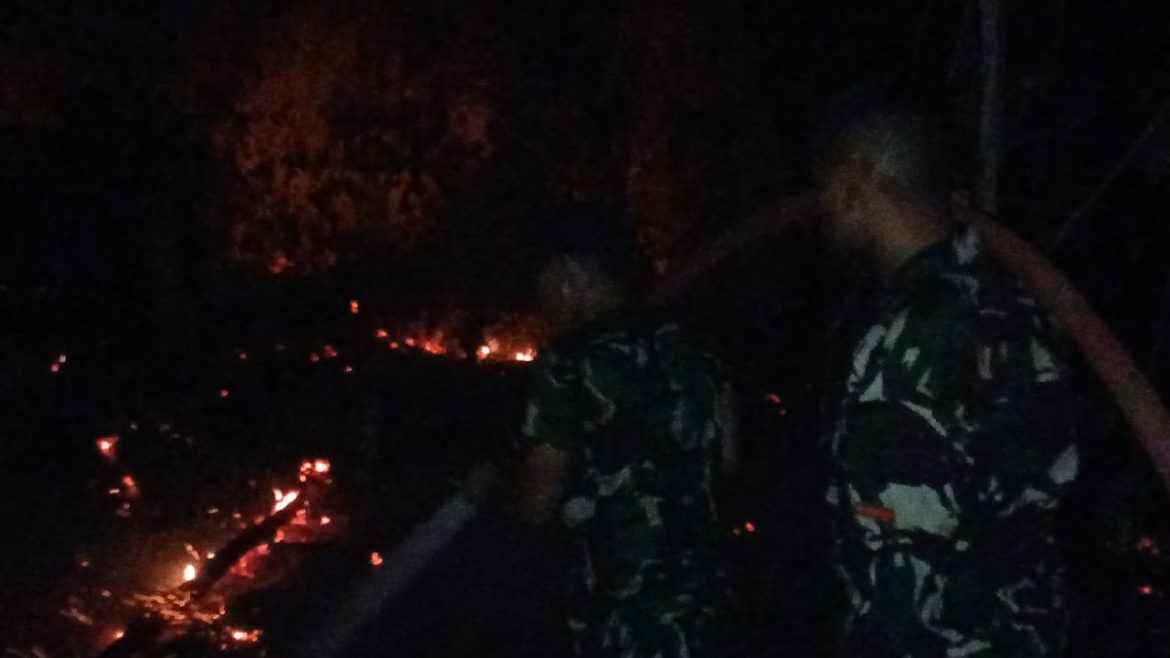Tak Kenal Lelah, Personel Kodim 1015/Sampit Lakukan Pembasahan Di Titik Pasca Karhutla