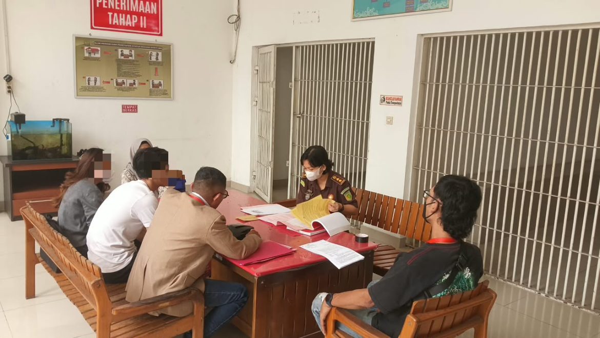 Berkas Lengkap, Unit Reskrim Polsek Pahandut Polresta Palangka Raya Laksanakan Tahap II ke JPU