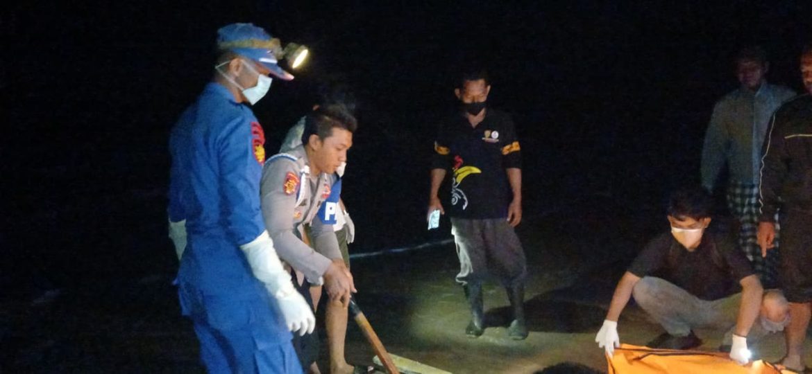 Ditpolairud Polda Kalteng Evakuasi Jenazah Tanpa Identitas Diduga Korban Kapal Virgo Transport 8 di Pantai Lunci Sukamara
