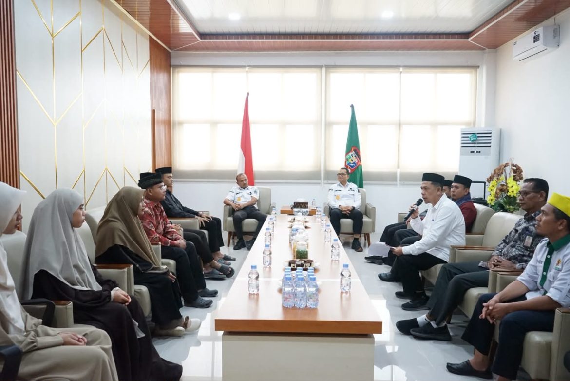 Wali Kota dan Wakil Wali Kota Tanjungbalai Upah-Upah Enam Putra Putri Tanjungbalai