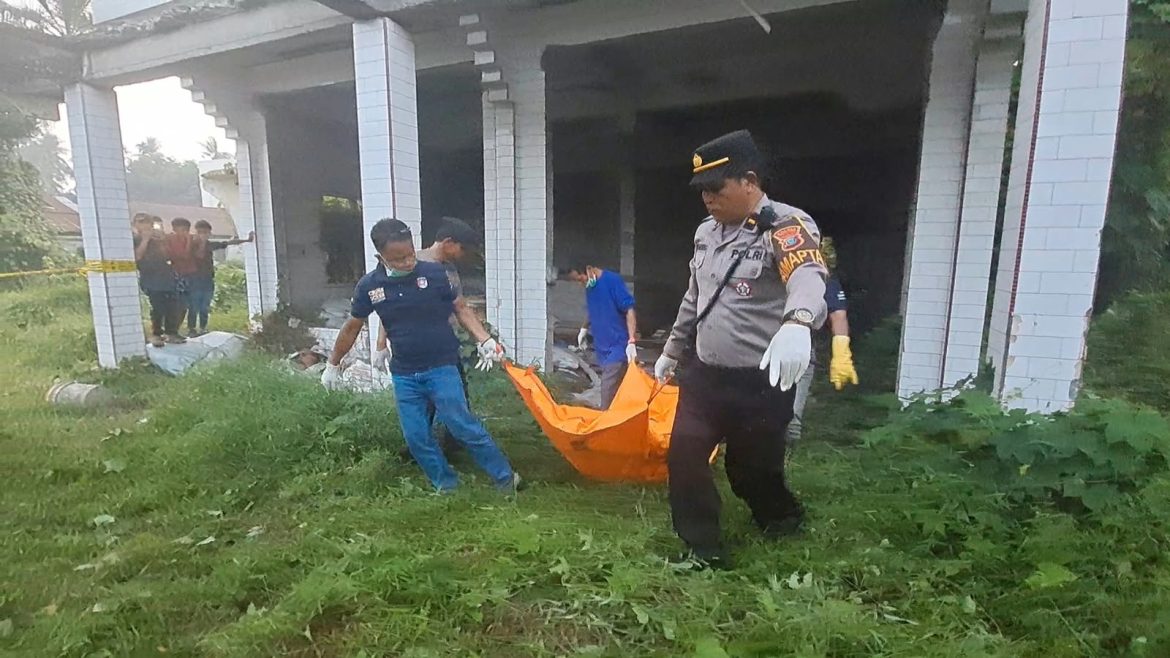 Heboh..!! Pencari Rumput Temukan Jasad Pria Membusuk Di Bangunan Kosong