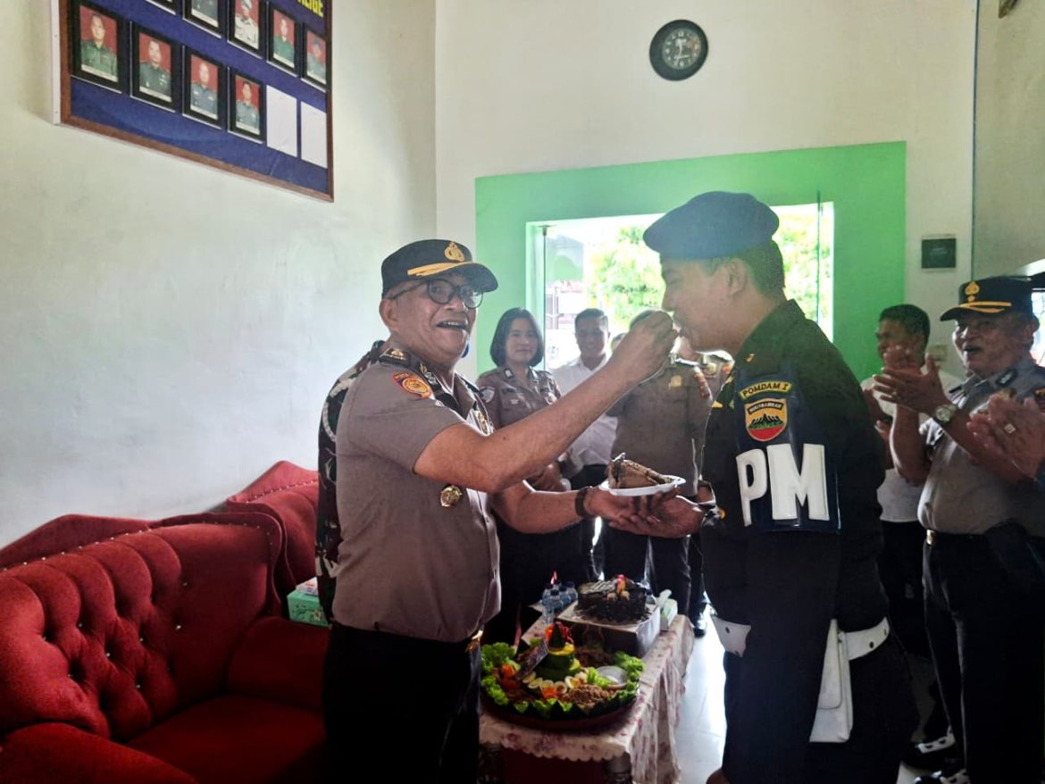 Polres Toba Berikan Ucapan dan Kejutan HUT TNI Ke-81 , Perkuat Soliditas TNI-POLRI di Toba