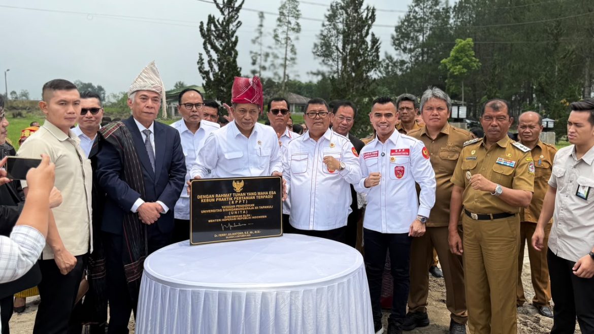 Dorong SDM Unggul dan Ekonomi Desa, Pemkab Taput Dampingi Menteri Koperasi RI pada Kuliah Umum di UNITA  ‎