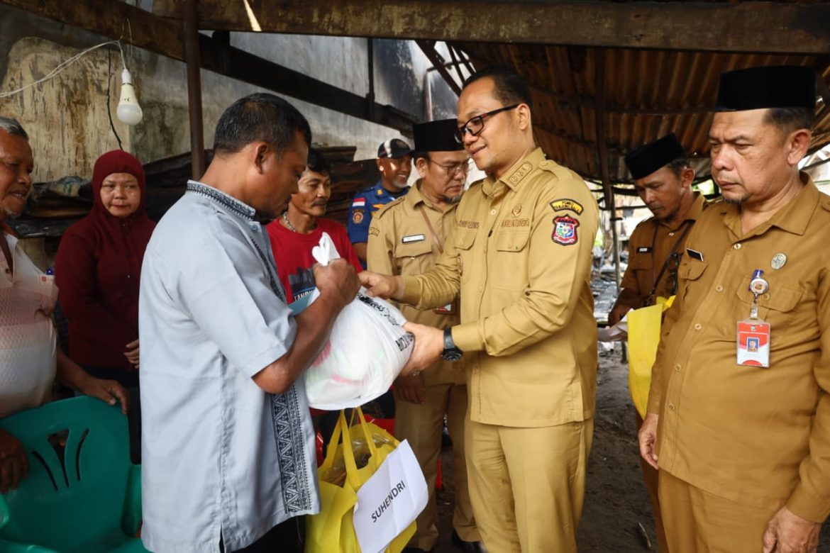 Muhammad Fadly Abdina Wakil Wali Kota Tanjungbalai Serahkan Bantuan Untuk Korban Kebakaran di Kelurahan Sirantau