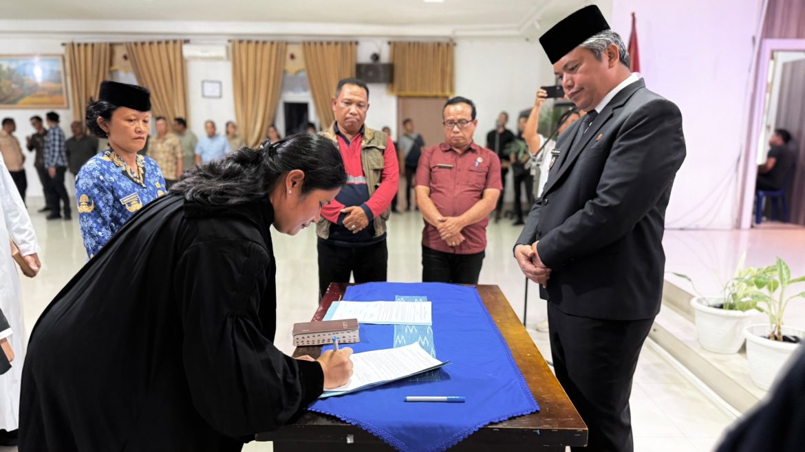 Lantik 12 Pejabat, Pemkab Taput Tekankan Integritas dan Pelayanan Publik yang Responsif