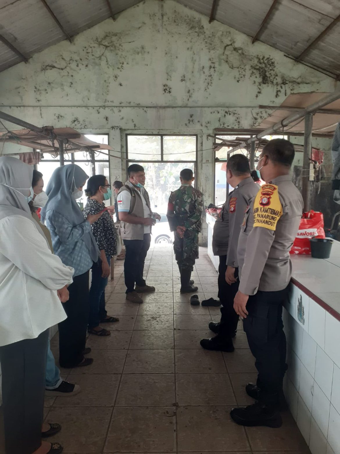 Respons Keluhan Warga, Polsek Pahandut Bantu Evakuasi Pasien ODGJ ke Rumah Sakit