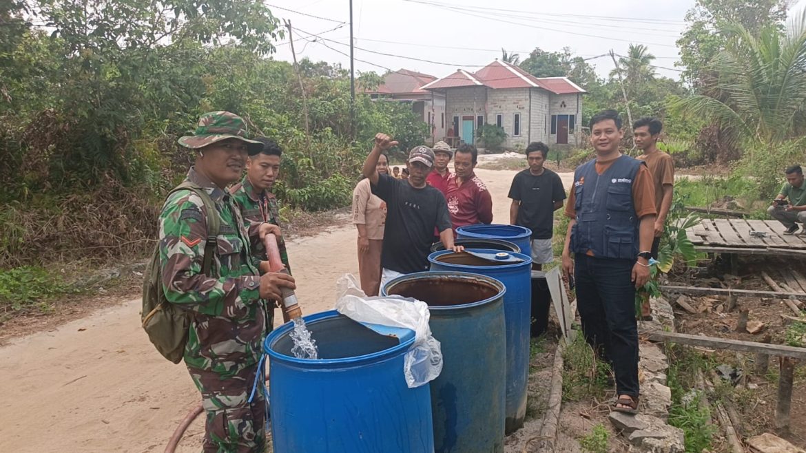 Kodim 1015/Sampit Bersama DPD KNPI Kotim dan MPM Muhammadiyah Salurkan Bantuan Air Bersih di Wilayah Mentaya Hilir Selatan