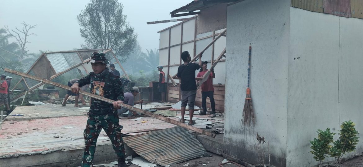 Kapolres Kotim Turun Langsung Lakukan Pemadaman Karhutla di Desa Camba