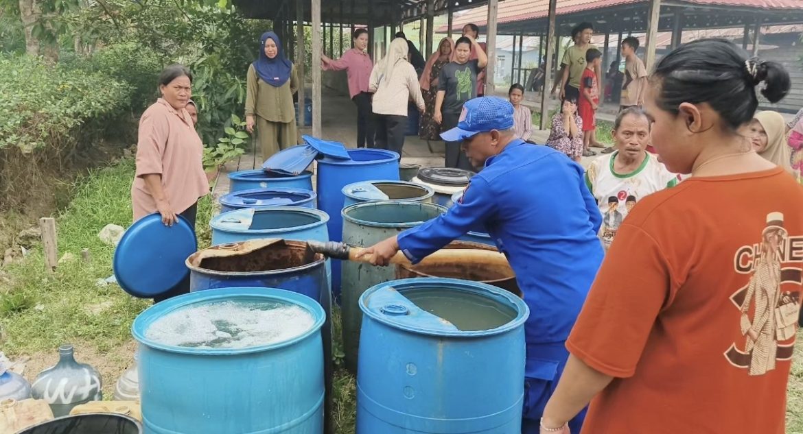 POLRI Hadir, Ditpolairud Polda Kalteng Salurkan Bantuan Air Bersih Untuk Masyarakat