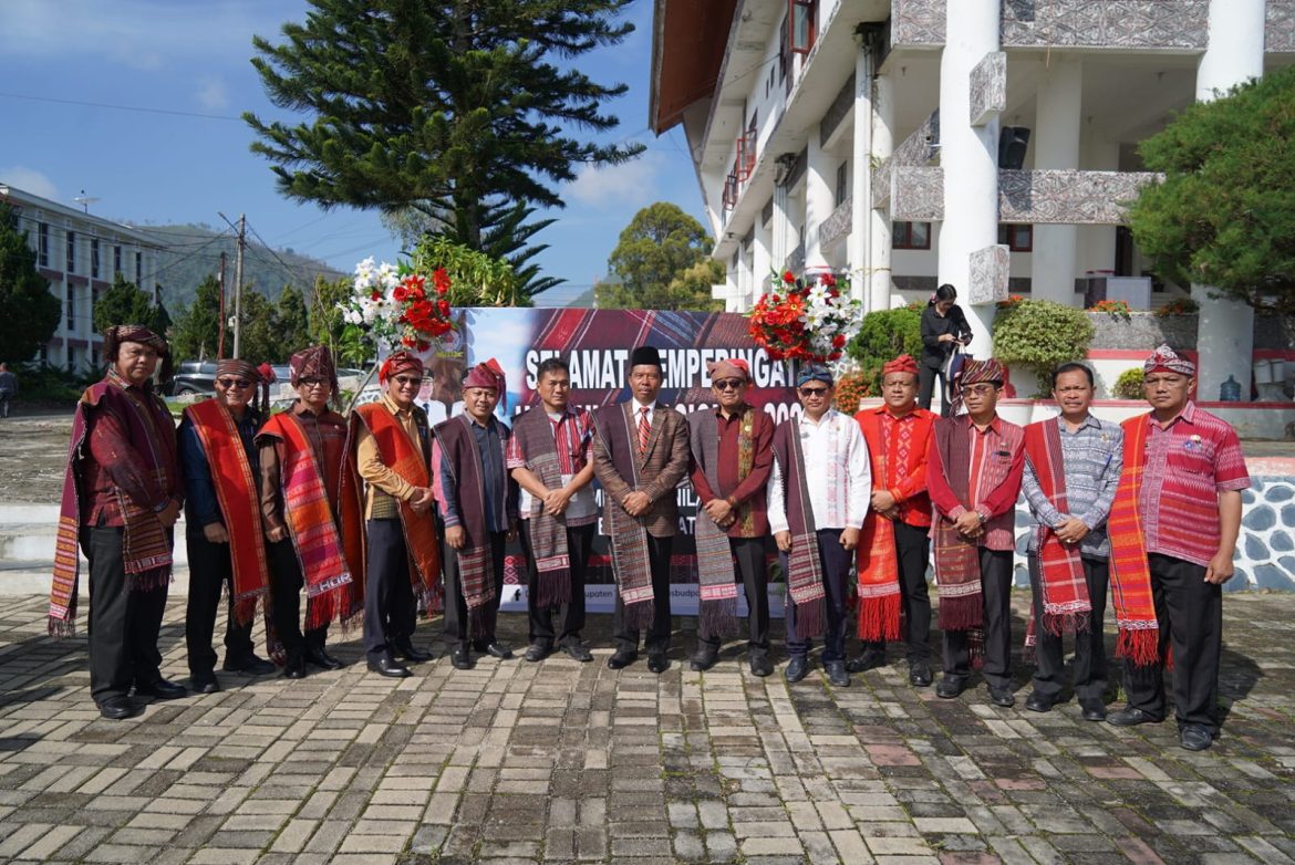 Pemkab Toba Peringati Hari Kesadaran Nasional dan Hari Ulos Nasional 2026