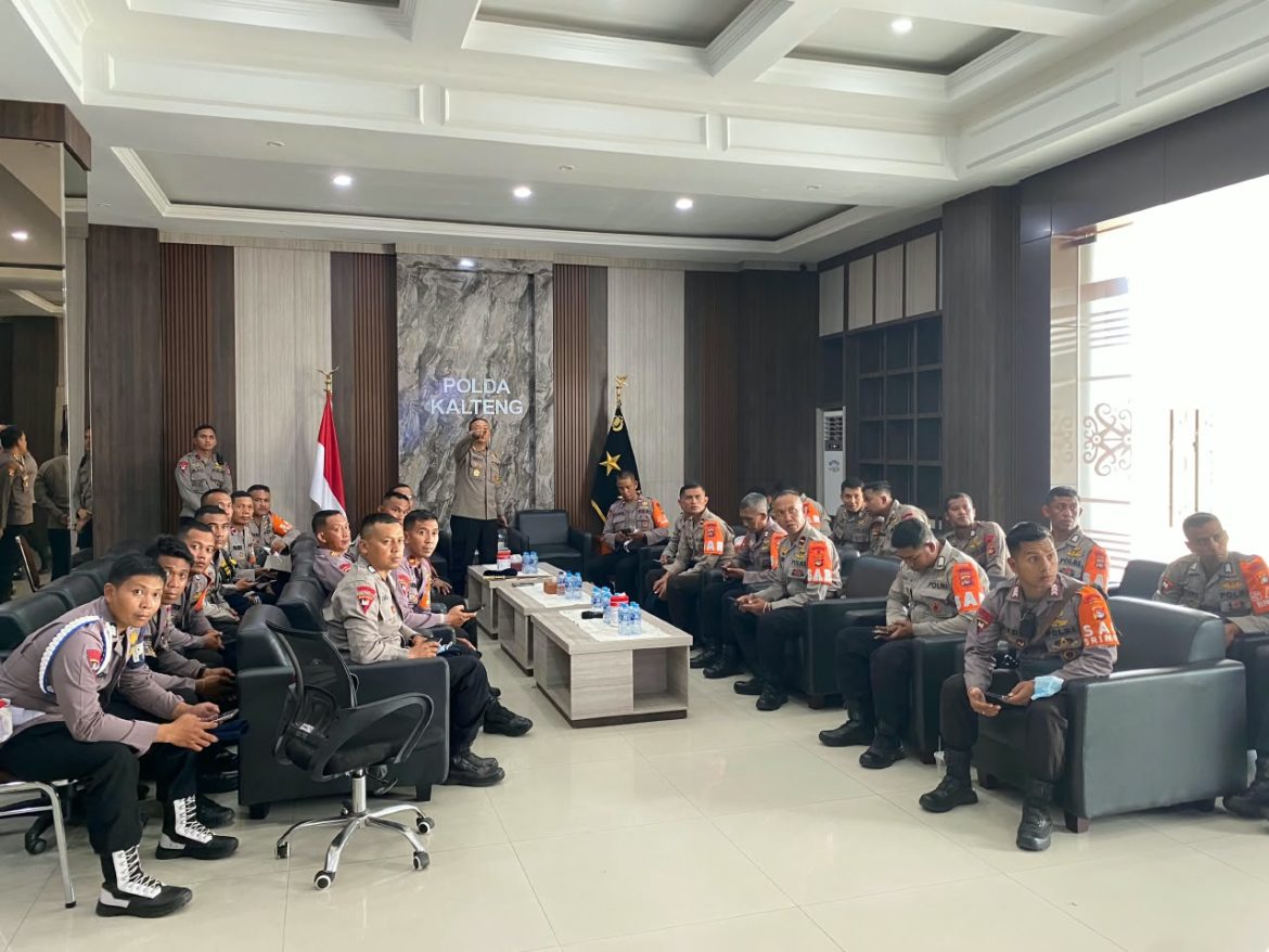 Matangkan Strategi Penanganan Karhutla, Dansatbrimob Polda Kalteng Berikan ADO kepada Personel BKO dari Brimob NTB
