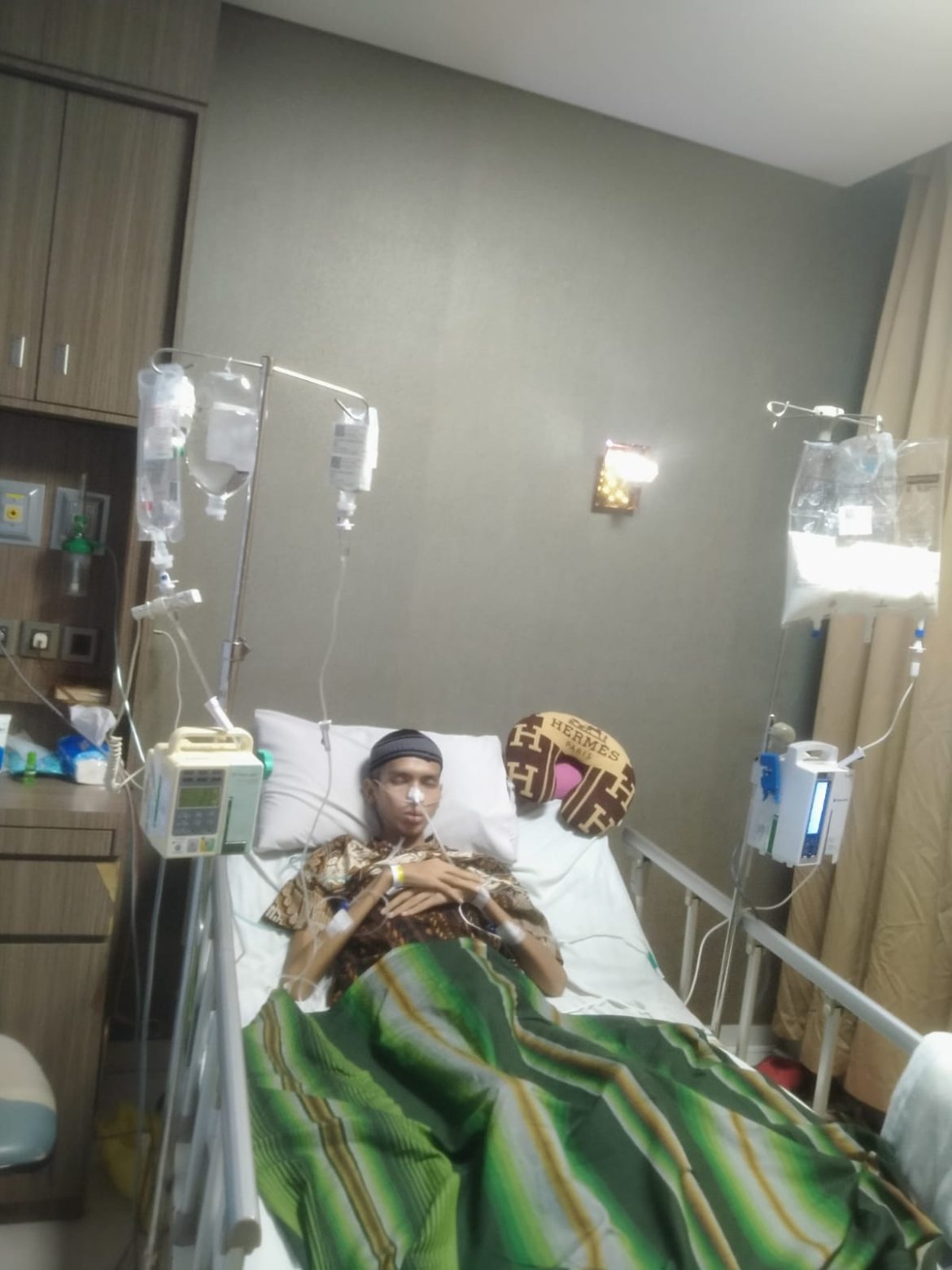 Bunda Sofiana Mohon Bantuan Biaya Pengobatan Rizky yang Kini Dirawat di Rumah Sakit di Jalan Putri Hijau