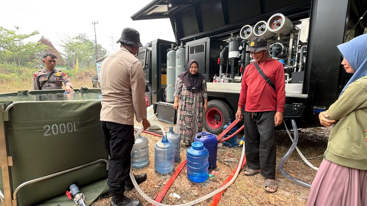 Bakti Brimob untuk Masyarakat, Satbrimob Polda Kalteng Salurkan Air Bersih bagi Warga Sidomulyo