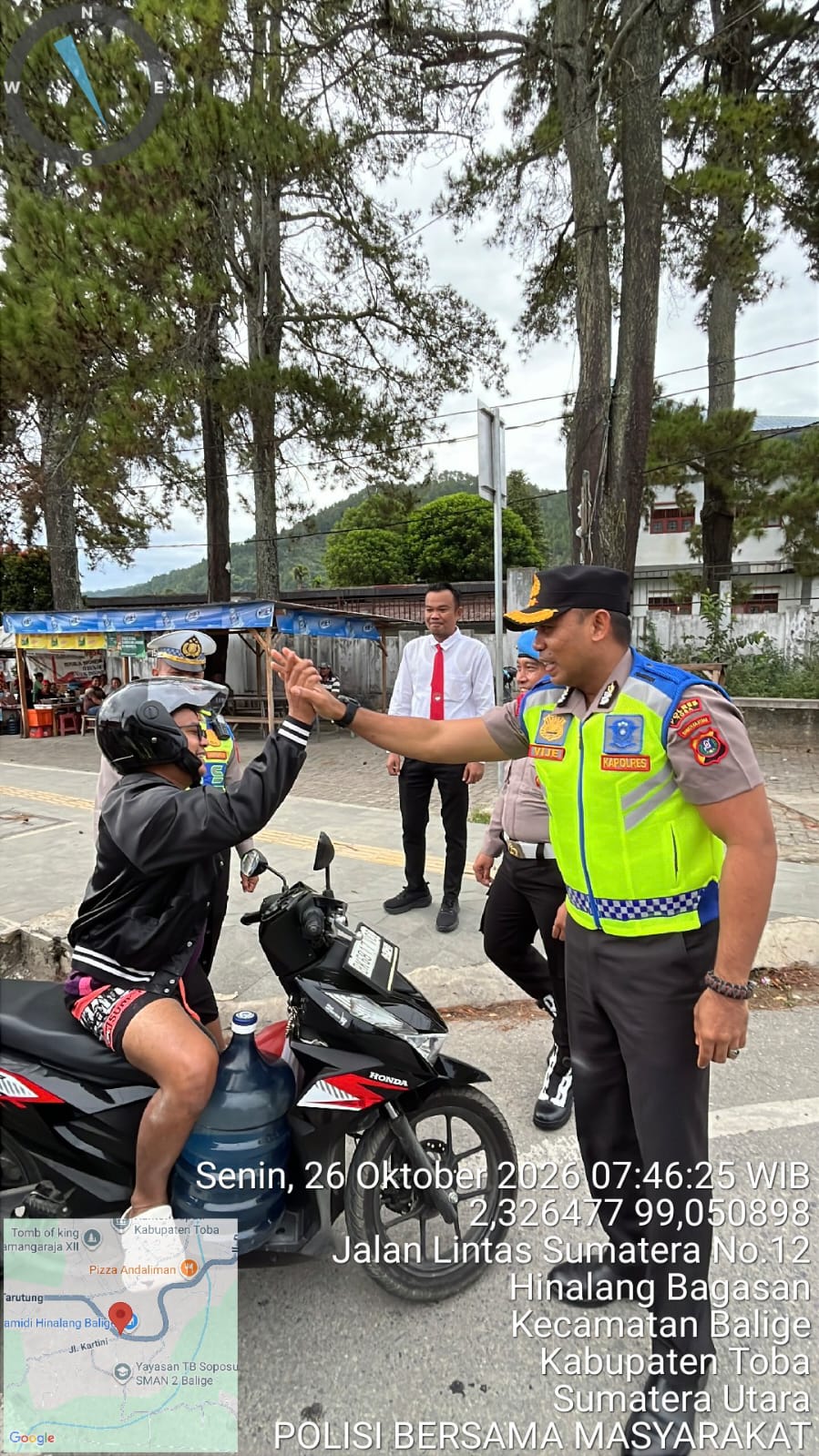 Kapolres Toba Bagikan Helm SNI Kepada Pengendara Sepeda Motor Saat Operasi Patuh Toba 2026 
