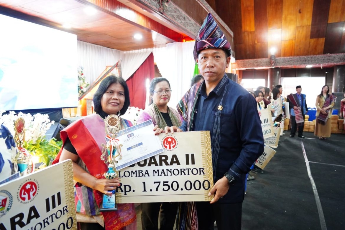 Bupati Taput Ajak Masyarakat Bangga Lestarikan Ulos sebagai Identitas dan Jati Diri Budaya Batak  ‎